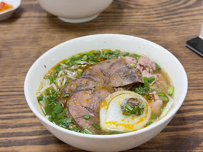 Tô bún bò nạm tái chả