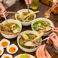 Nhiều tô bún bò trên bàn