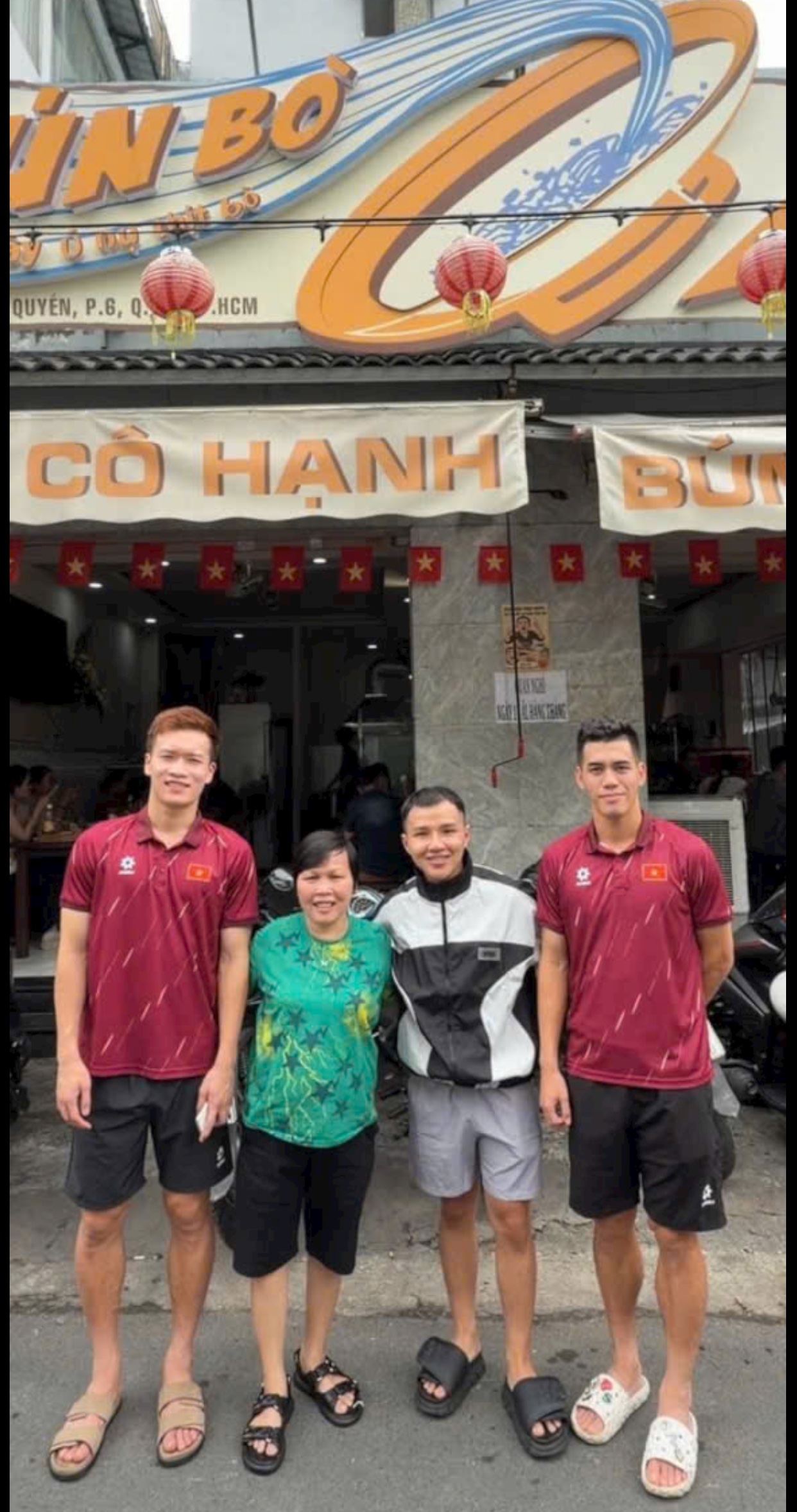 Cô Hạnh chủ quán cùng cầu thủ đội tuyển Việt Nam